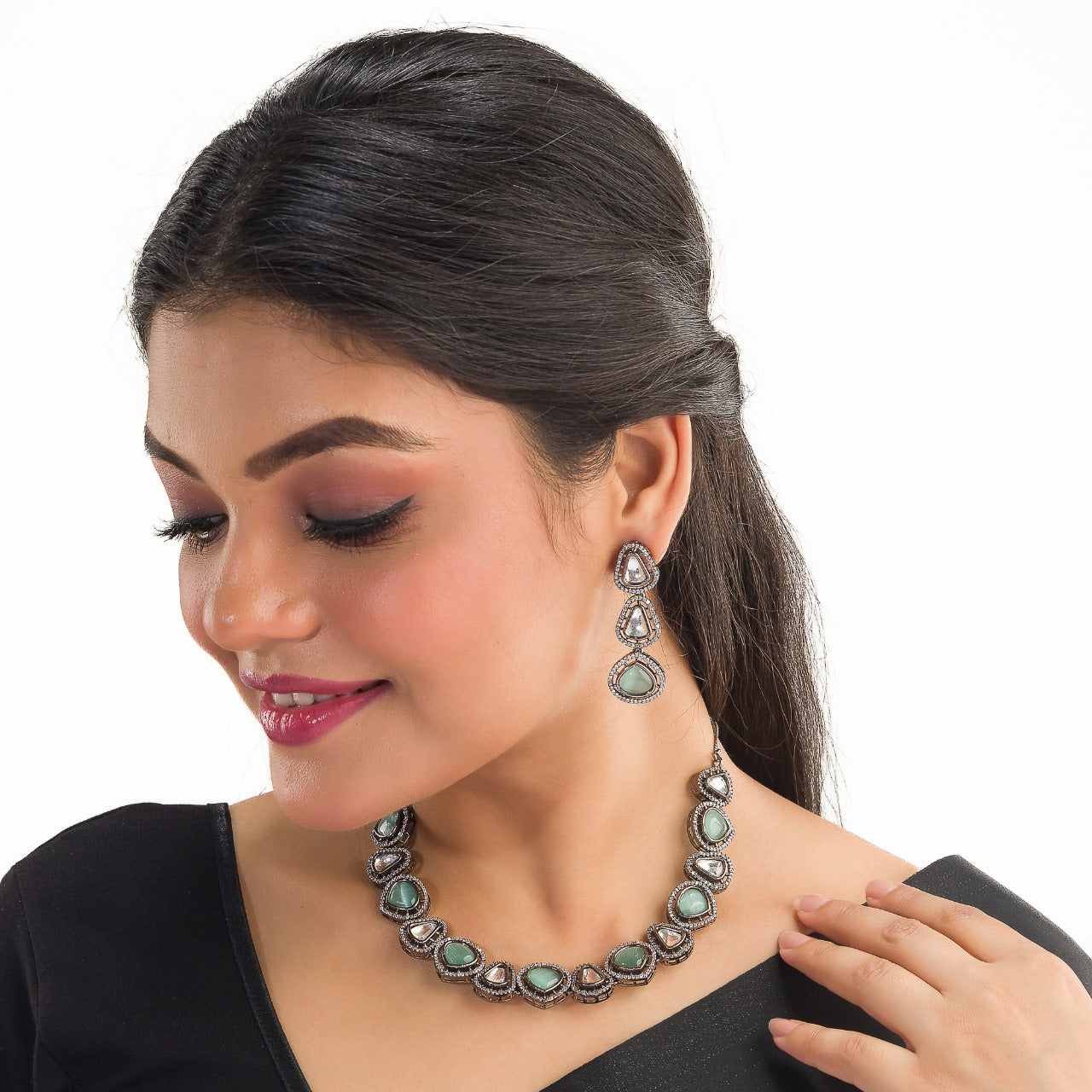 THIS ZIRCON NECKLACE SET FEATURES A STRIKING DESIGN WITH TURQUOISE AND WHITE STONES, ENHANCED BY A SLEEK BLACK POLISH.