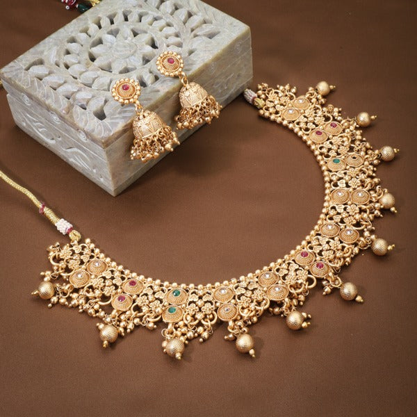 GOLDTONE CHOKER SET FEATURES A CHOKER NECKLACE WITH A RICH GOLDEN FINISH,