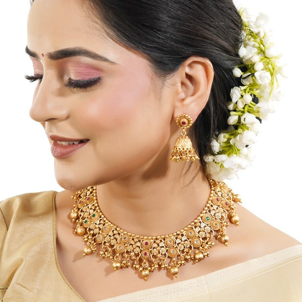 GOLDTONE CHOKER SET FEATURES A CHOKER NECKLACE WITH A RICH GOLDEN FINISH,