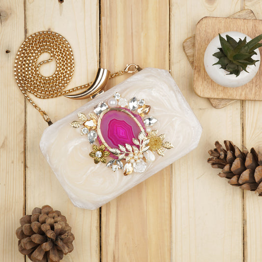 THIS RESIN-EMBELLISHED CLUTCH FEATURES A CAPTIVATING PINK AGATE STONE AT ITS CENTER. PAIRED WITH A STYLISH SLING CHAIN