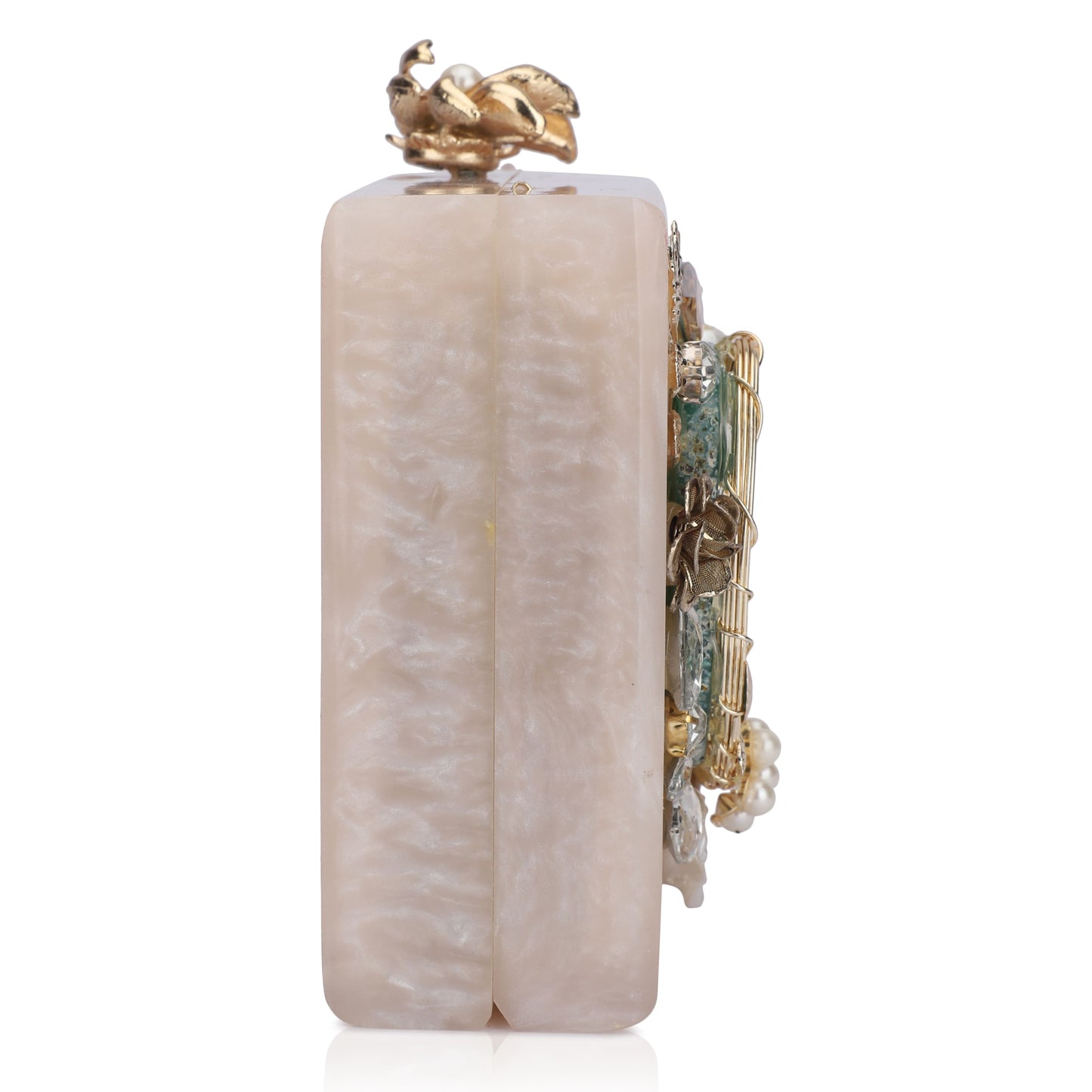 THIS RESIN-EMBELLISHED CLUTCH FEATURES A CAPTIVATING GREEN AGATE STONE AT ITS CENTER. PAIRED WITH A STYLISH SLING CHAIN