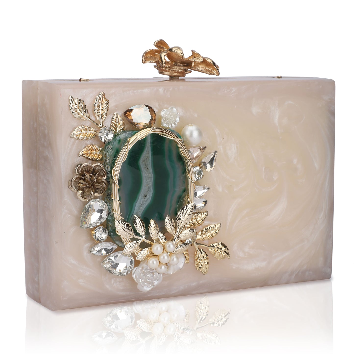 THIS RESIN-EMBELLISHED CLUTCH FEATURES A CAPTIVATING GREEN AGATE STONE AT ITS CENTER. PAIRED WITH A STYLISH SLING CHAIN