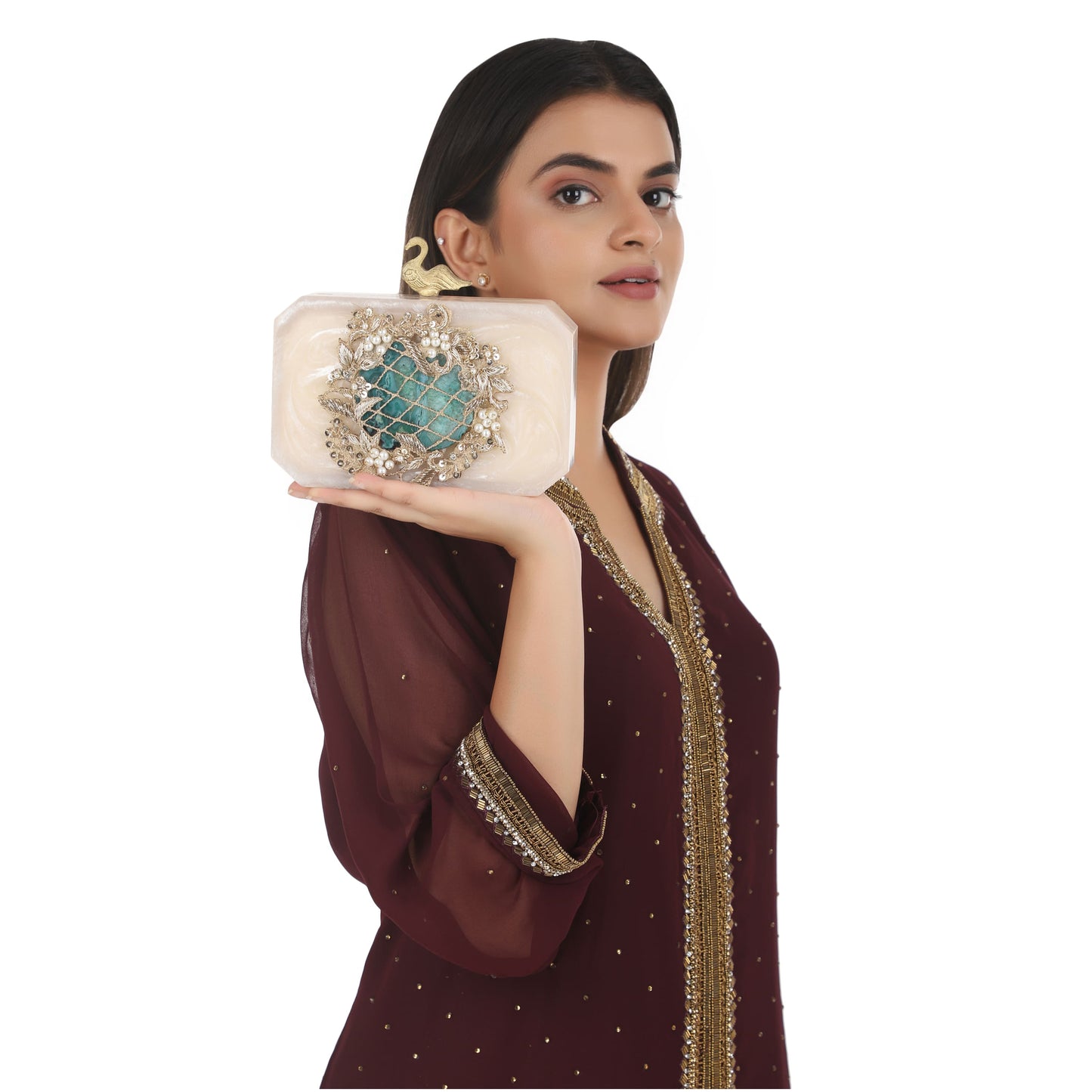 THIS RESIN-EMBELLISHED CLUTCH FEATURES A CAPTIVATING GREEN AGATE STONE AT ITS CENTER. PAIRED WITH A STYLISH SLING CHAIN AND PEACOCK DESIGN KNOB